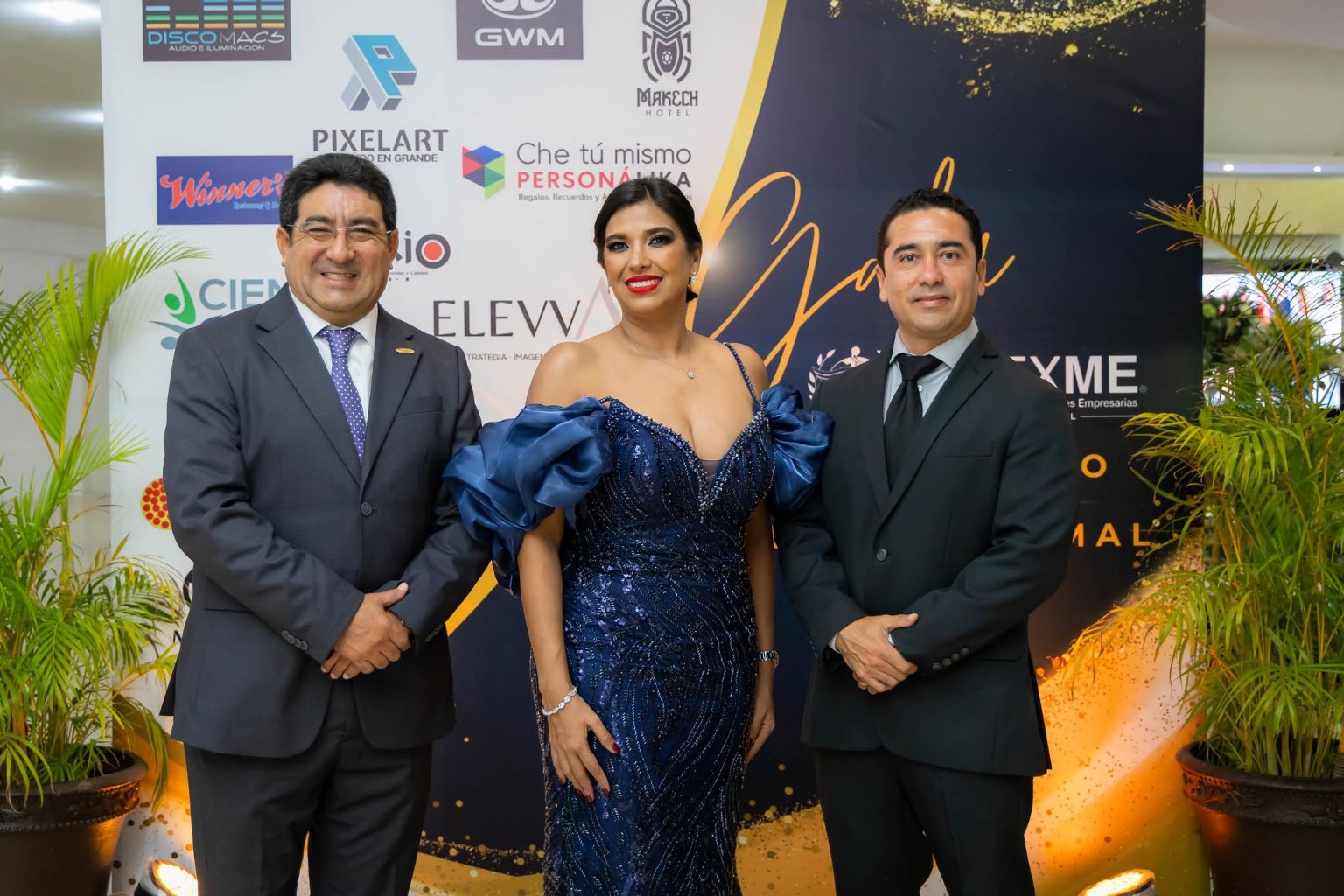 Sabrina Sala Ramírez con Manuel Moguel Manzur y Asdrúbal Sierra Puc durante la gala