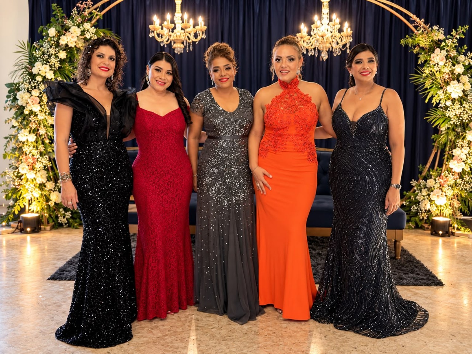 Sabrina Sala Ramírez, Valeria Rindertsma y las empresarias Iliana Campos, Selene Hendricks y Gabriela Barquet durante la gala