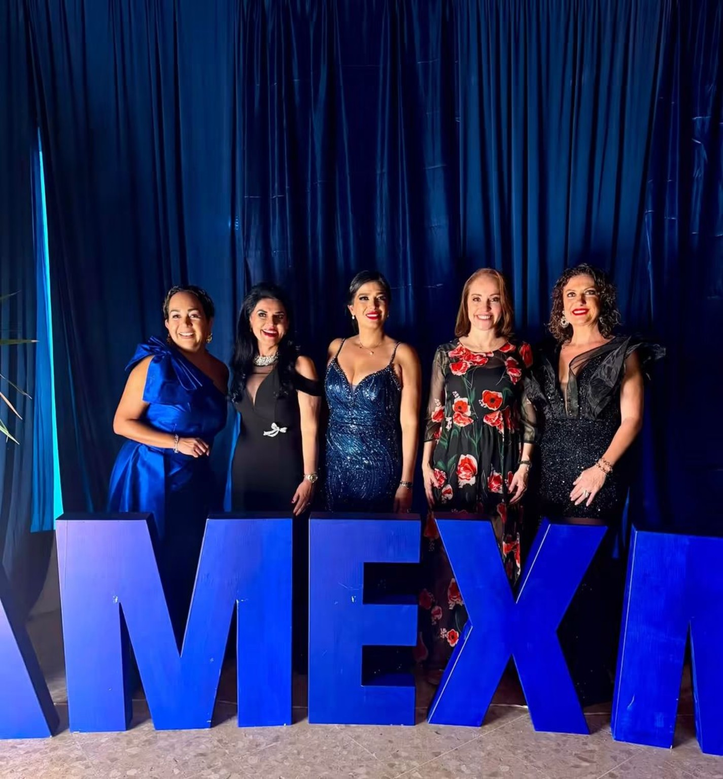 Sabrina Sala con Adrienne Díaz Villanueva y asistentes durante la gala