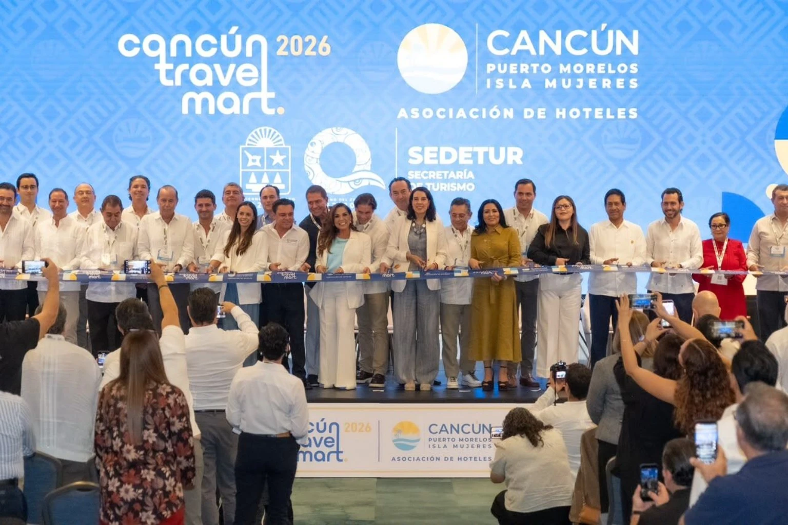 Mara Lezama junto a empresarios hoteleros en la presentación del Cancún Travel Mart 2026