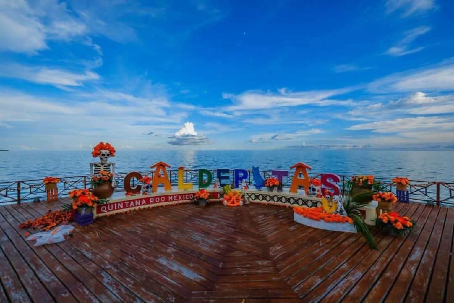 Letras de Calderitas y decoración de Janal Pixán frente a la bahía