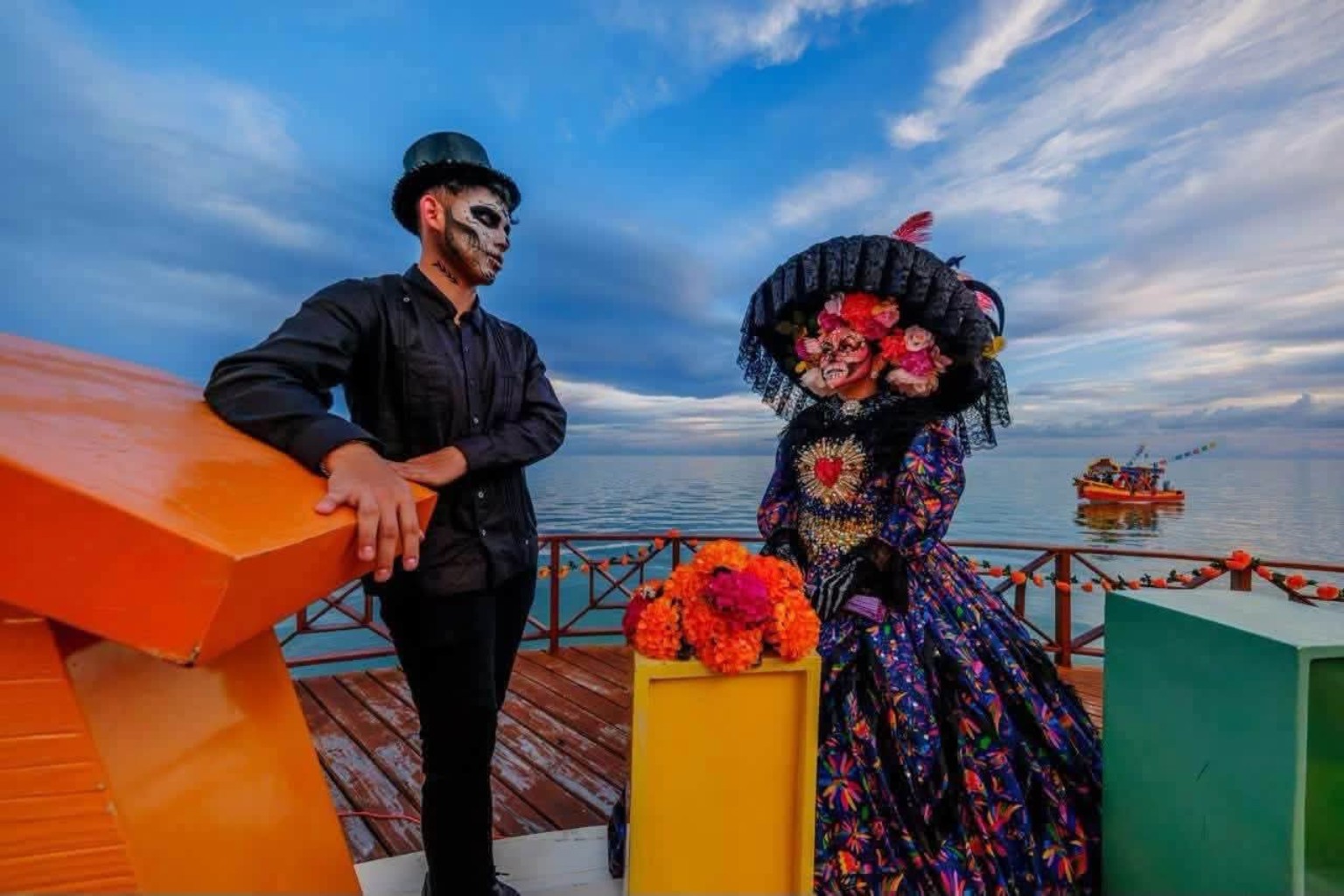 Catrín y catrina frente a la bahía