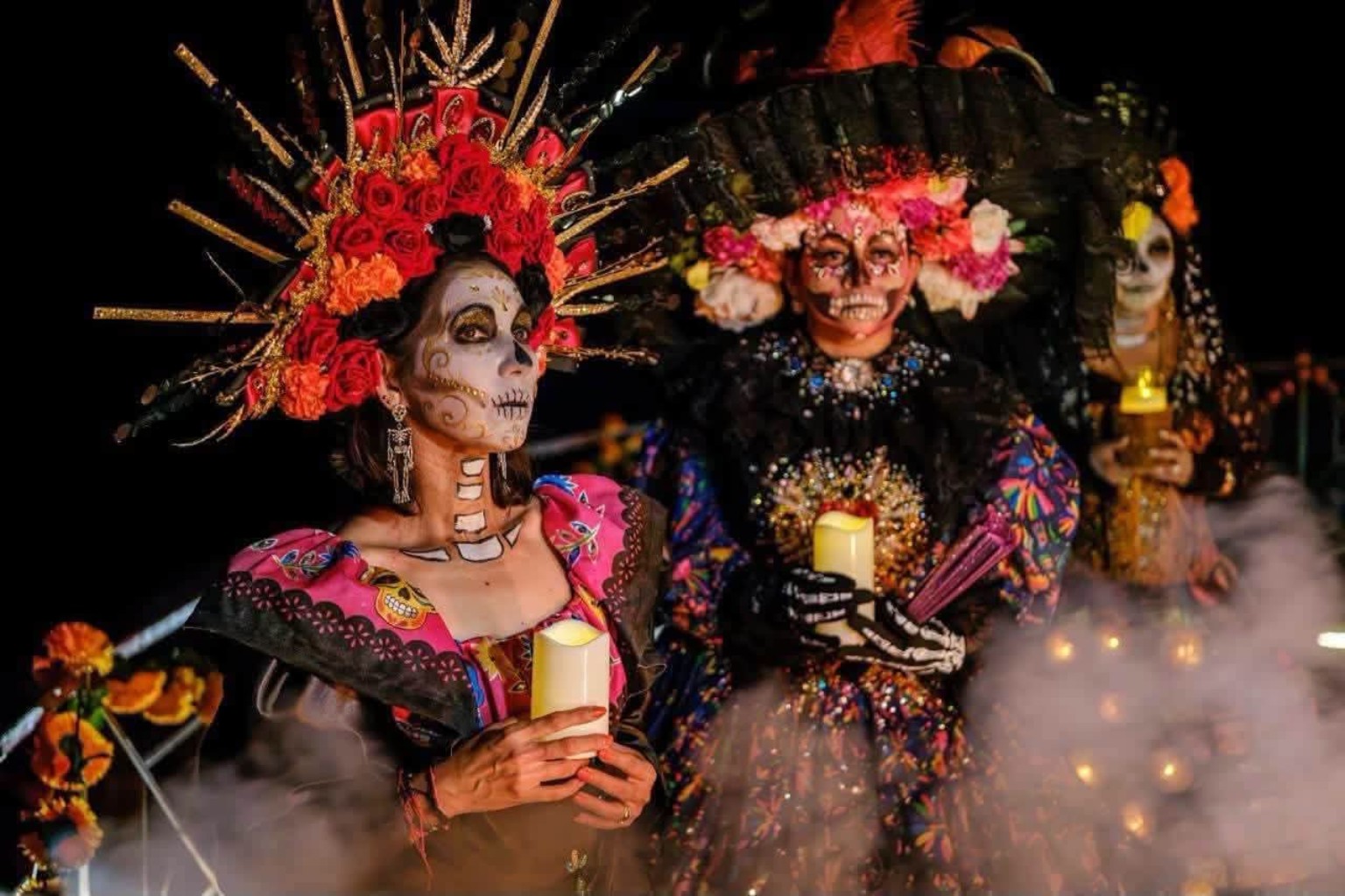 Catrinas con velas y ambientación nocturna