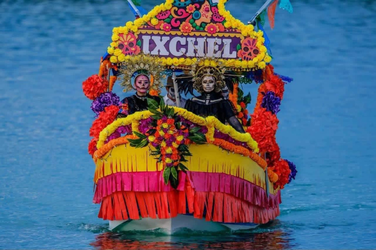 Embarcación Ixchel decorada con flores y papel de colores