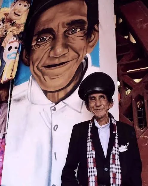 Patito junto a su retrato en un mural de Chetumal